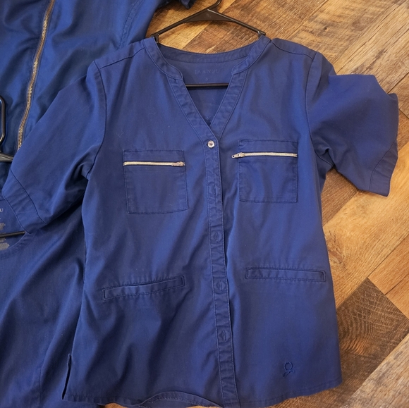 Four Scrub Tops Jaanuu and Chic flex - Picture 4 of 5